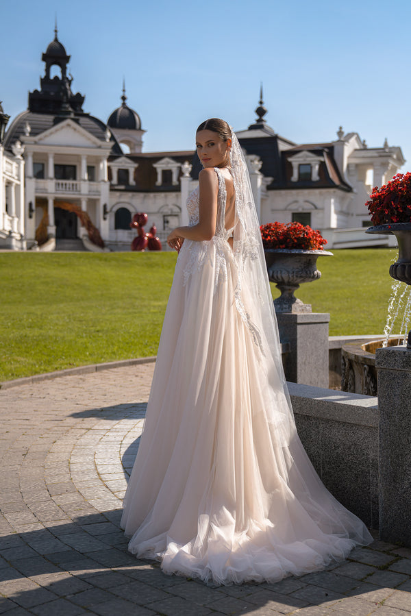Elegant & Stylish Wedding Dress with Detachable Sleeves & V-Necklines - Perfect for a Graceful Bride