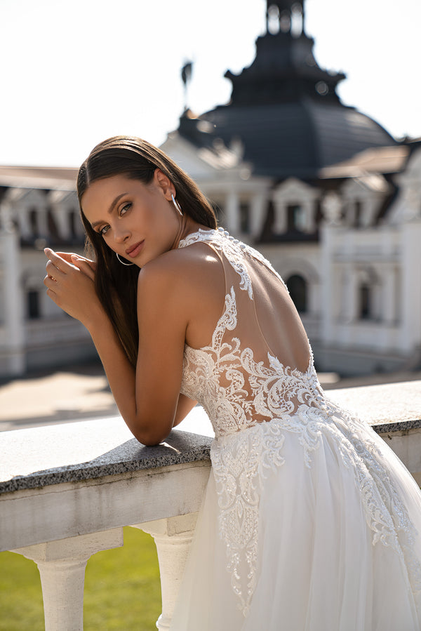 Romantic Wedding Dress with Sophisticated Collar, Fluffy Skirt & Figure Cutout - Irresistibly Fabulous!