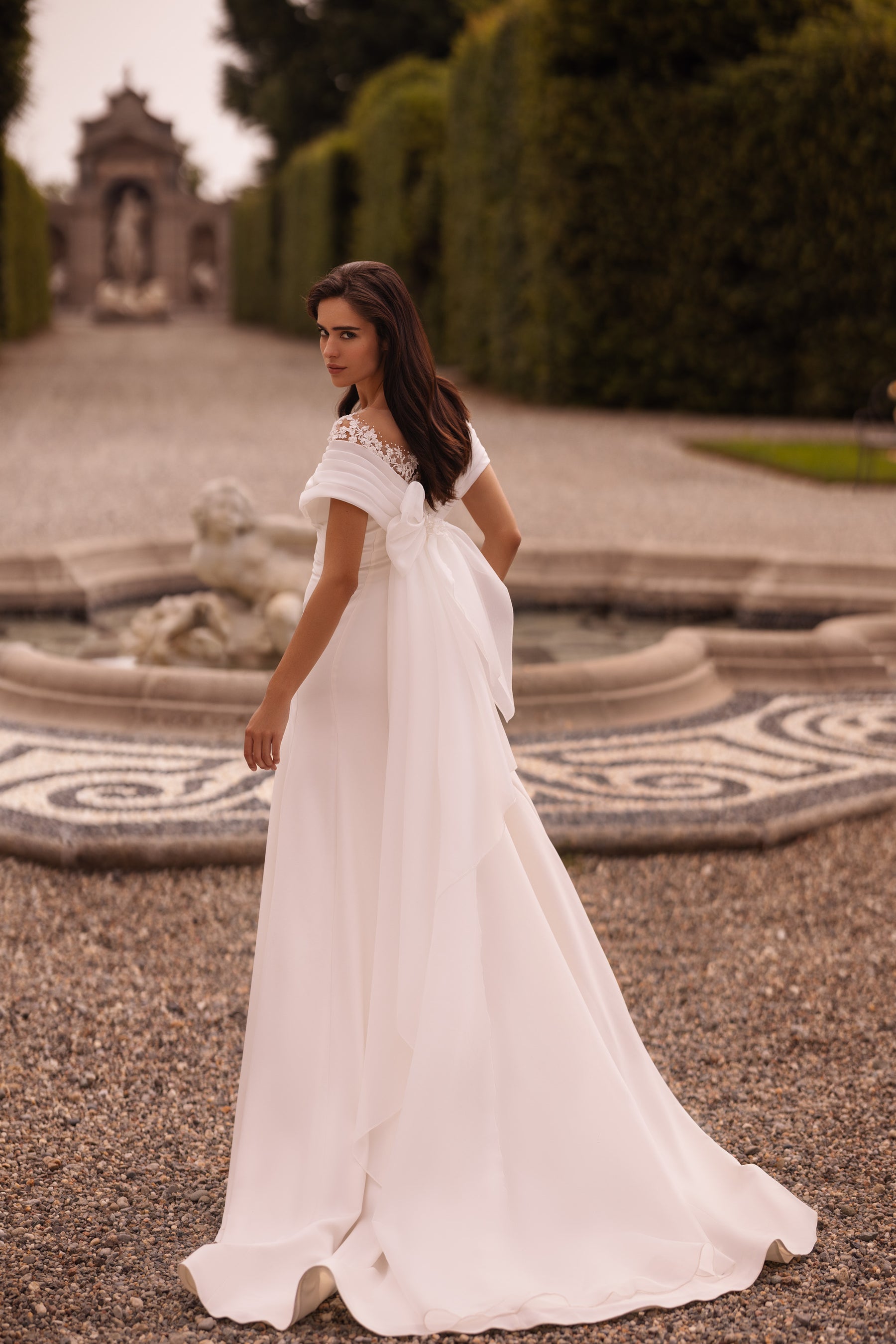 Elegant Wedding Dress with Organza and Lace Top, Crepe Fabric Skirt and Slit Skirt