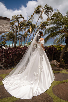 Romantic Tulle Veil Bundle with Voluminous Flowers, 2.6x3m, Loops Sewn on Top