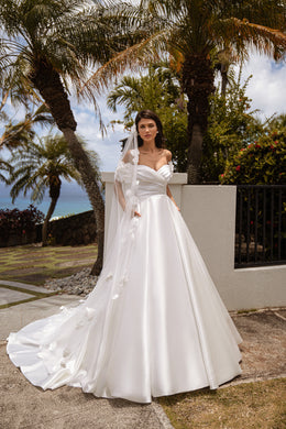 Romantic Tulle Veil Bundle with Voluminous Flowers, 2.6x3m, Loops Sewn on Top