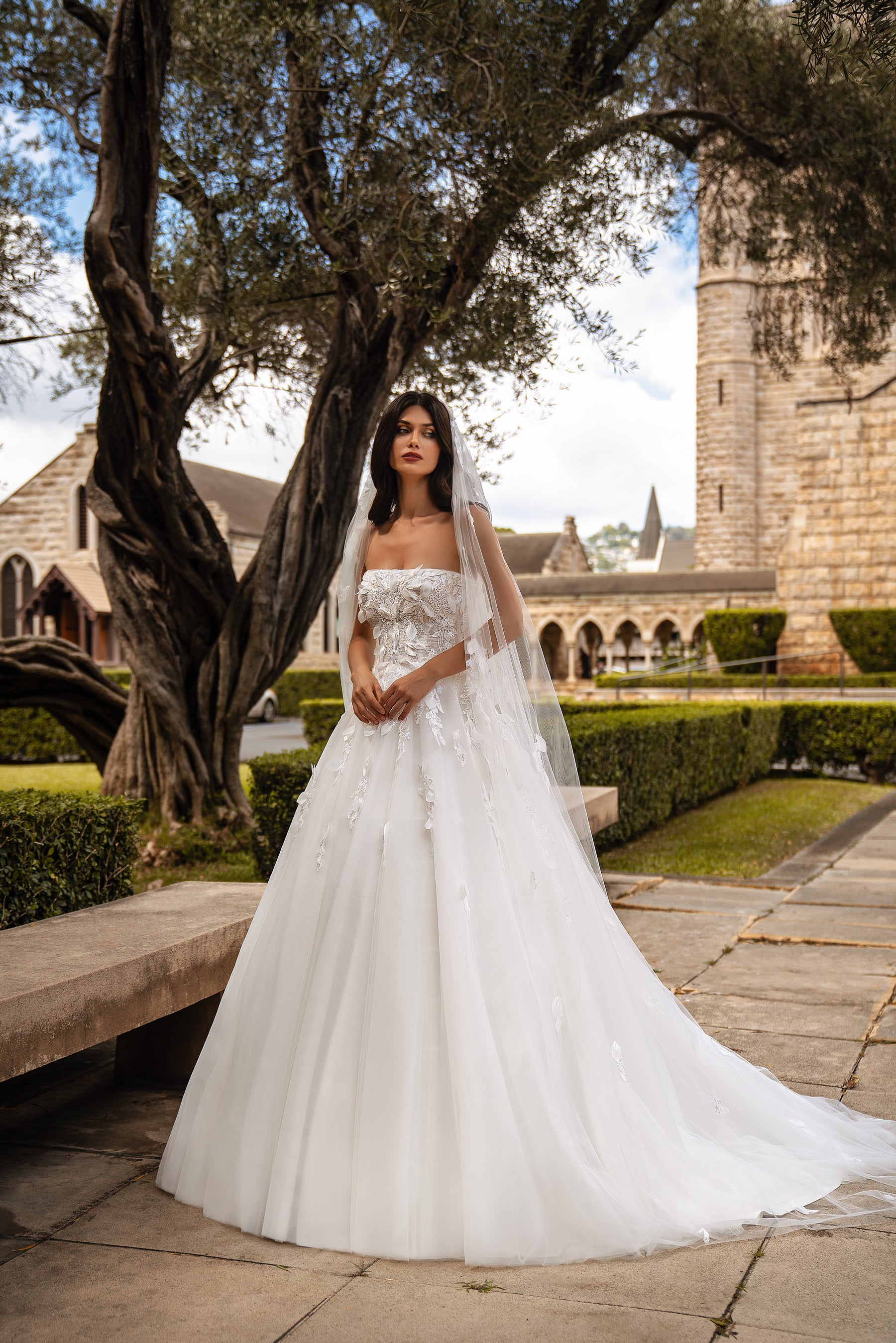 2.6x3m Long Luxurious Veil Bundle with Guipure, Beads, Palette & 3D Flowers - Stitched Loops