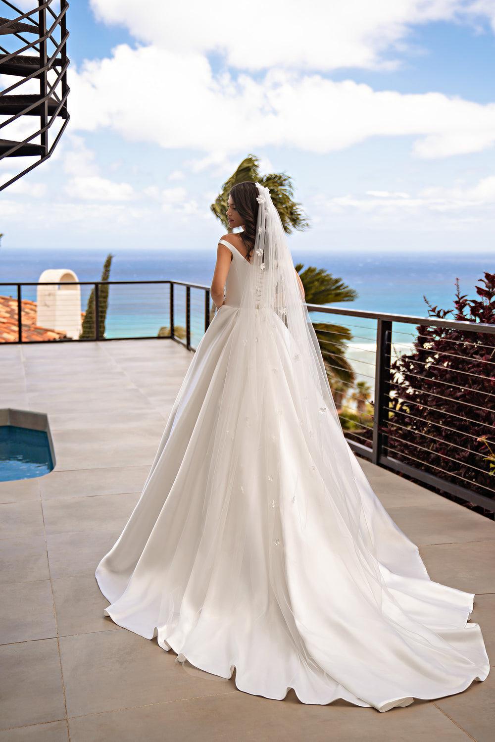 2.4x3m Fine Mesh Veil with Voluminous Flowers - Gorgeous Bundle