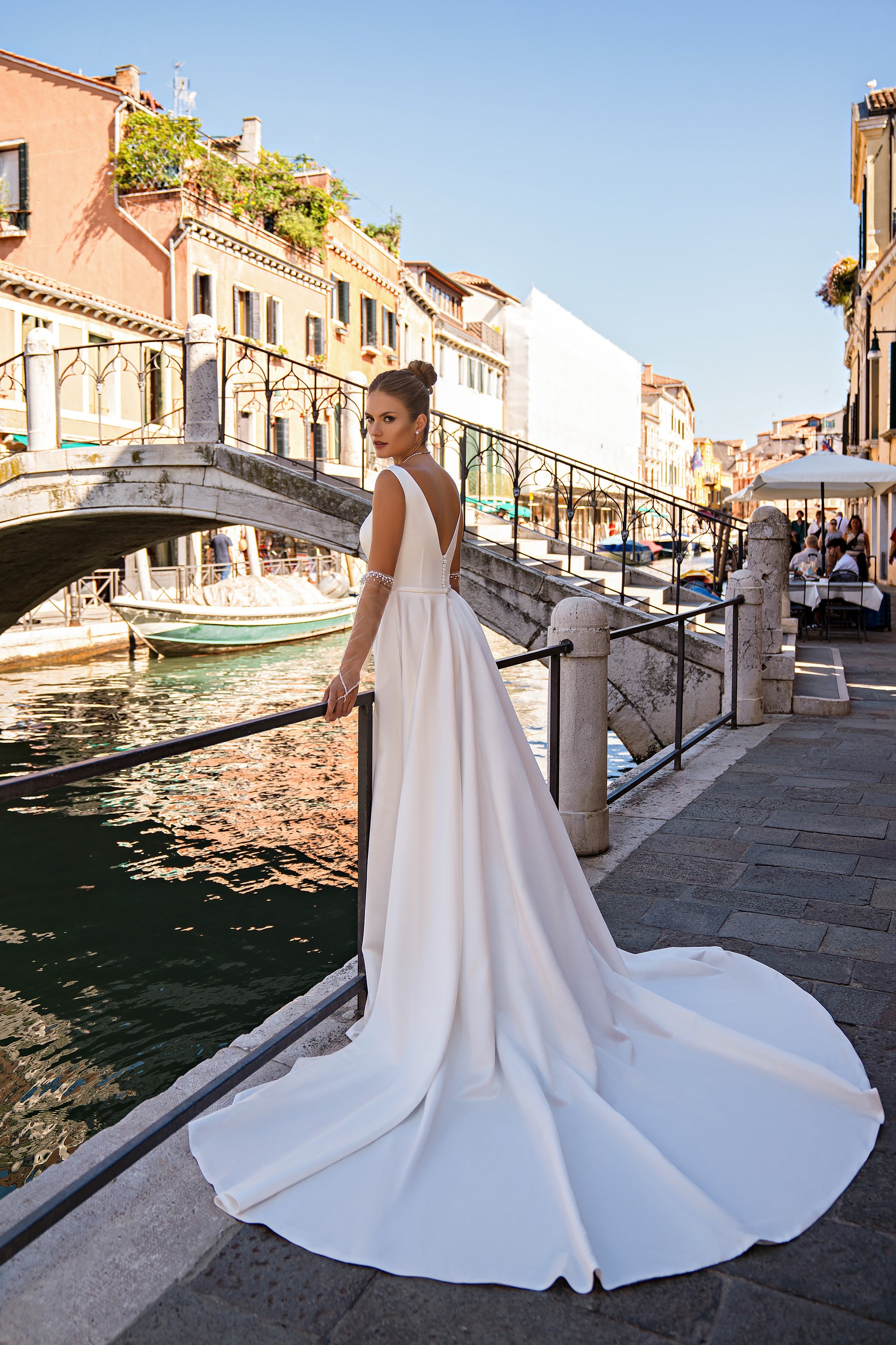 A-Line Wedding Dress with Square Neckline and Detachable Sleeves