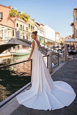 A-Line Wedding Dress with Square Neckline and Detachable Sleeves