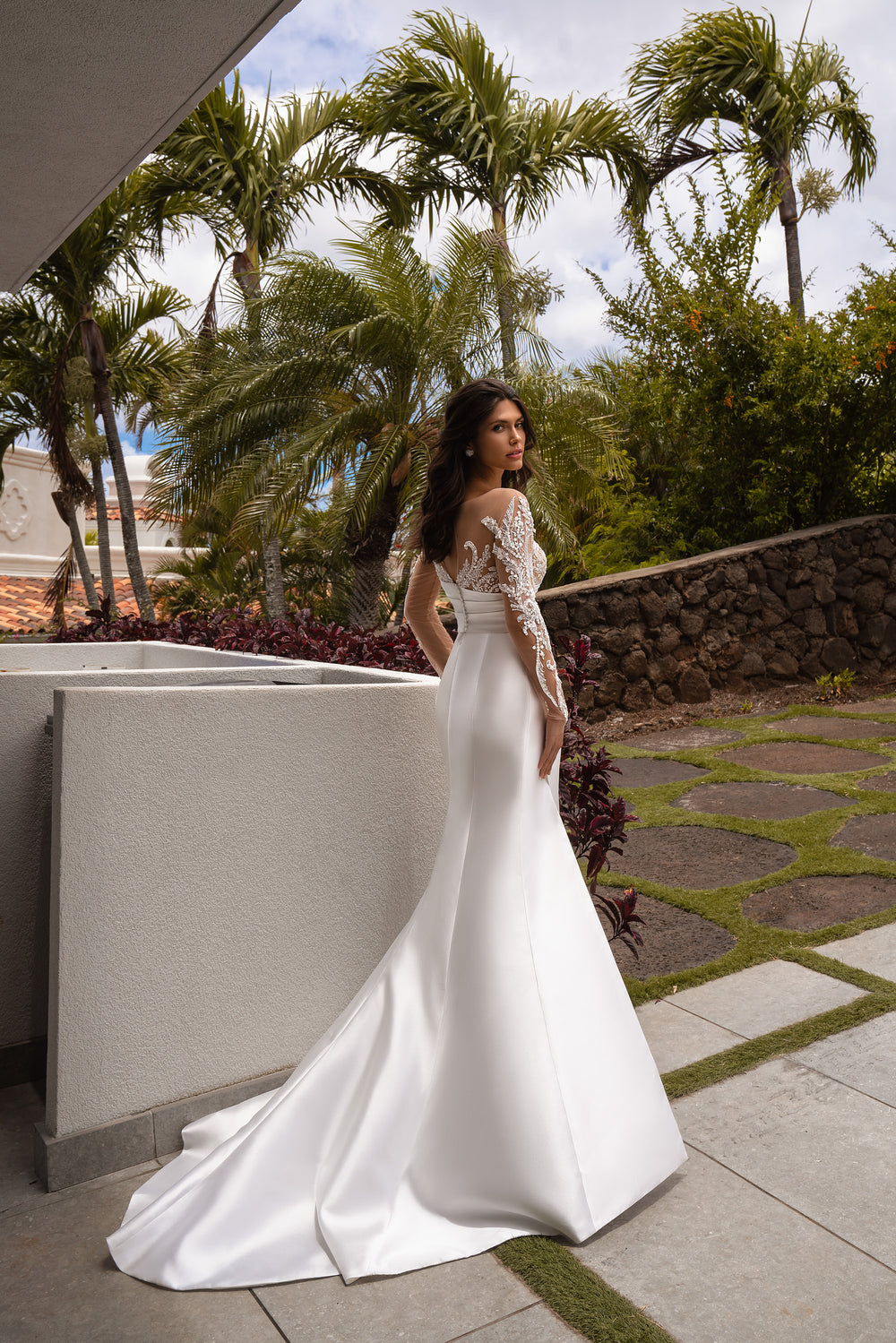 Luxurious Wedding Set - Elegant Mikado Dress with Detachable Train, Asymmetrical Drape & Handmade Guipure Decoration