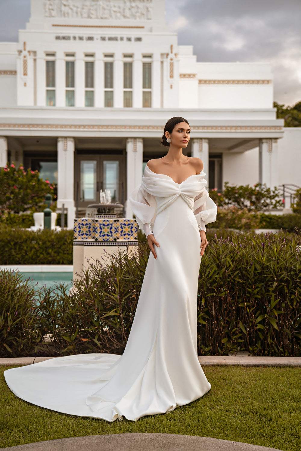 Elegant Mermaid Wedding Dress with Detachable Sleeves and Bow Belt