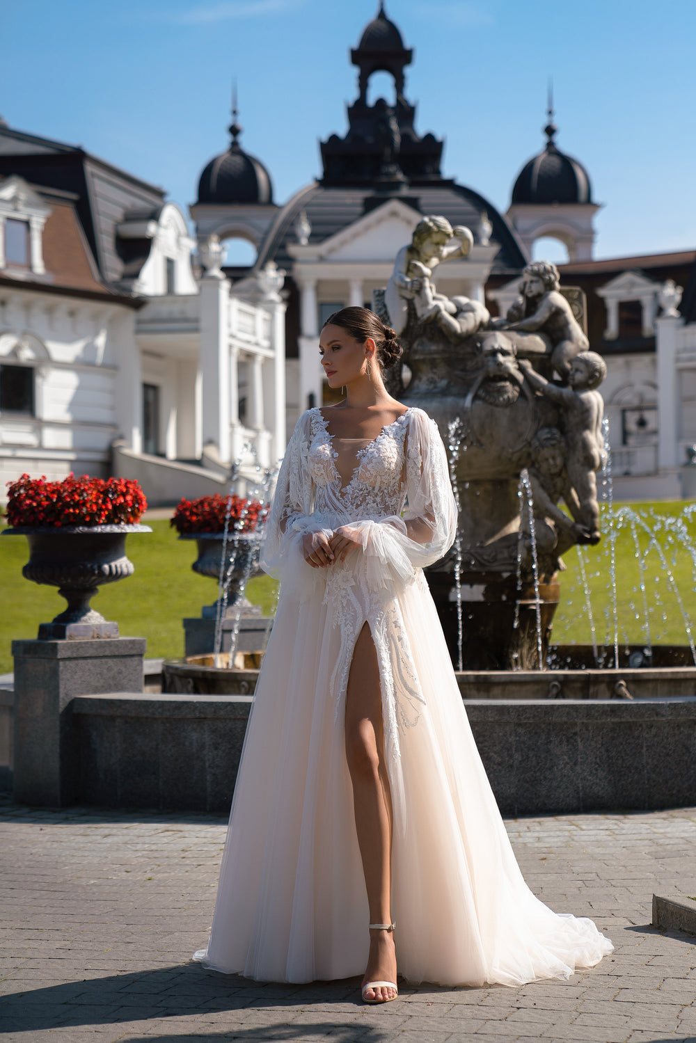 Elegant & Stylish Wedding Dress with Detachable Sleeves & V-Necklines - Perfect for a Graceful Bride