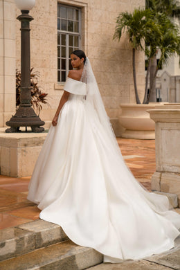 Luxury Off-the-Shoulder Ball Gown Wedding Dress with Pearl Veil