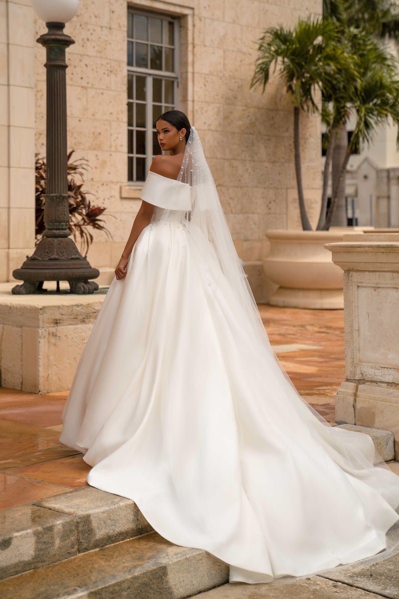 Luxury Off-the-Shoulder Ball Gown Wedding Dress with Pearl Veil