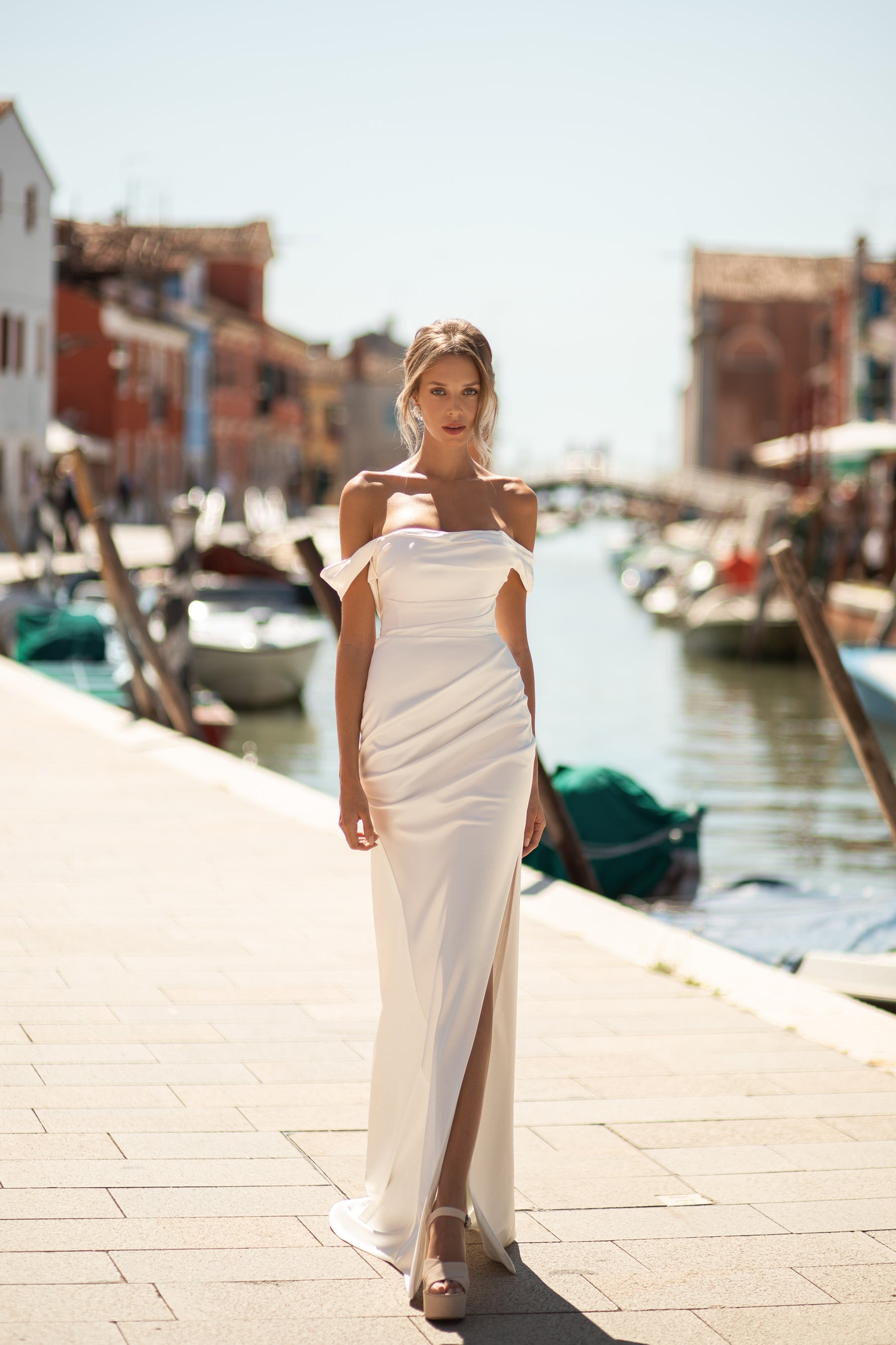 Elegant Bridal Gown Sheath with Slit Skirt, Straight Neckline, Off-the-Shoulder Small Sleeves, and Zipper Back