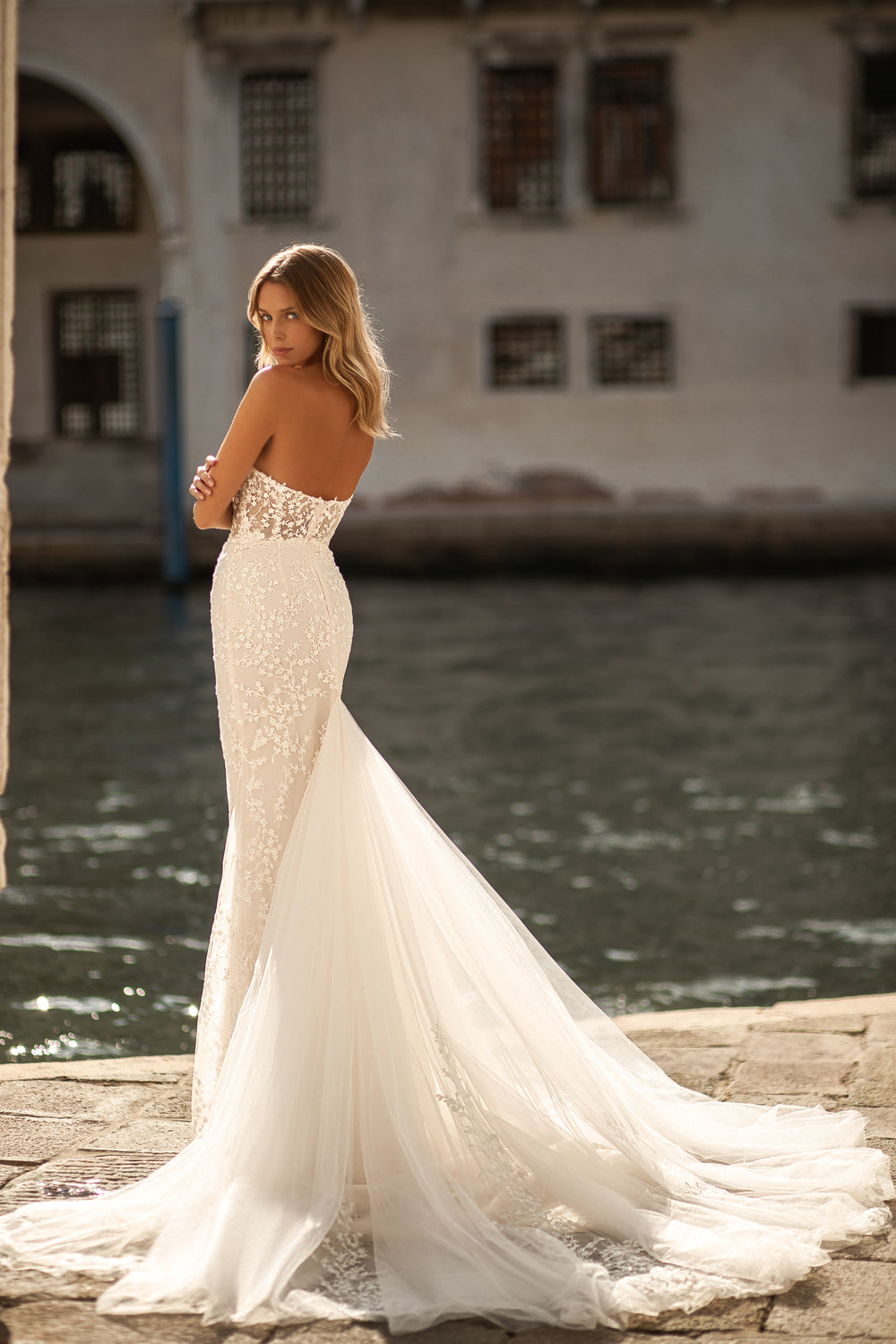 Sweetheart Mermaid Bridal Dress with Detachable Long Sleeves, Flower Lace and Tulle Long Train