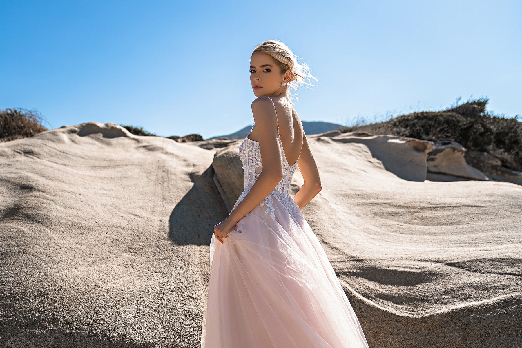 Elegant Tulle Wedding Dress with Spaghetti Straps and Court Train