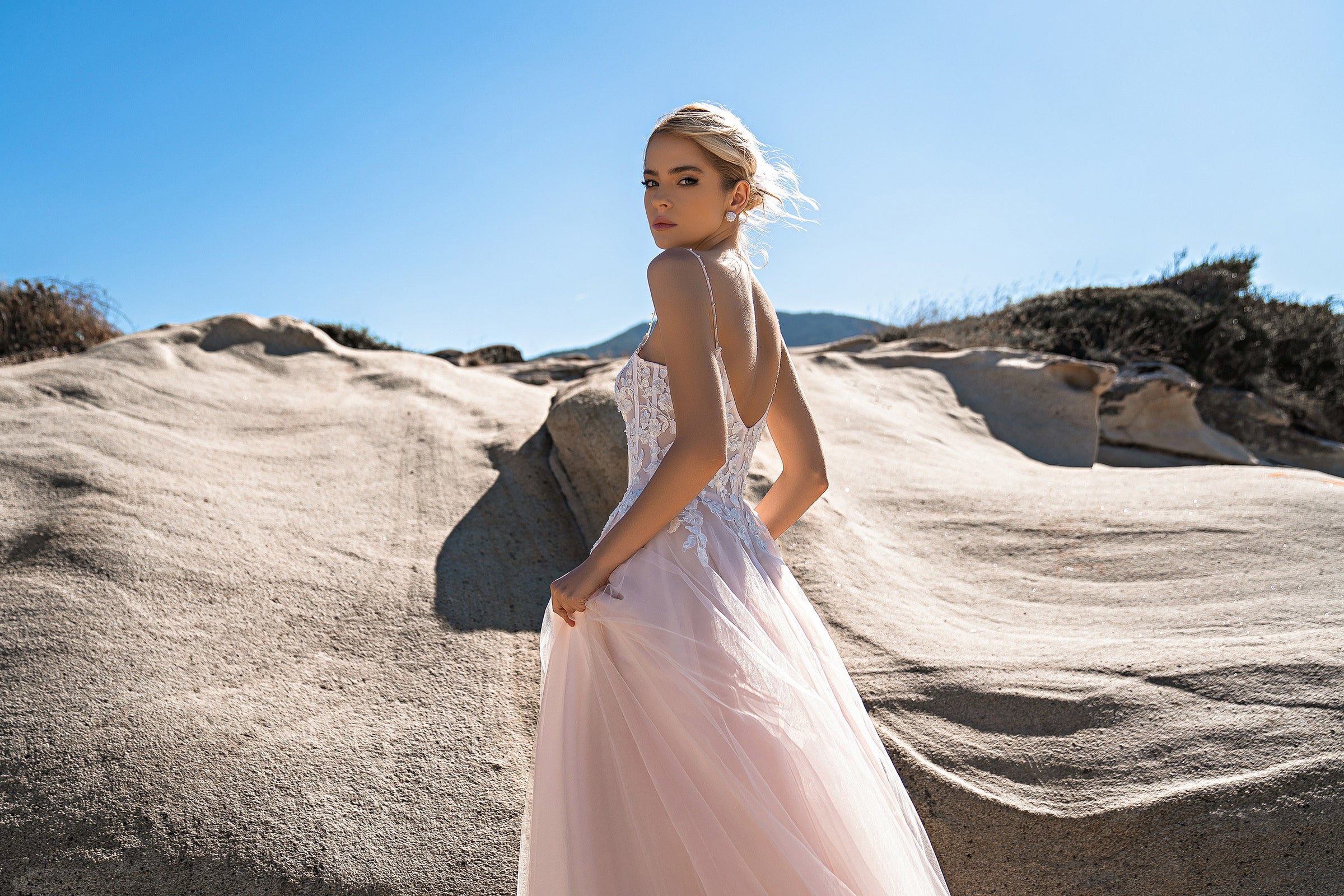 Elegant Tulle Wedding Dress with Spaghetti Straps and Court Train