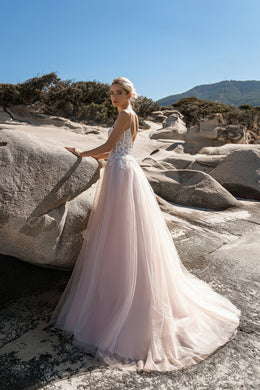 Elegant Tulle Wedding Dress with Spaghetti Straps and Court Train