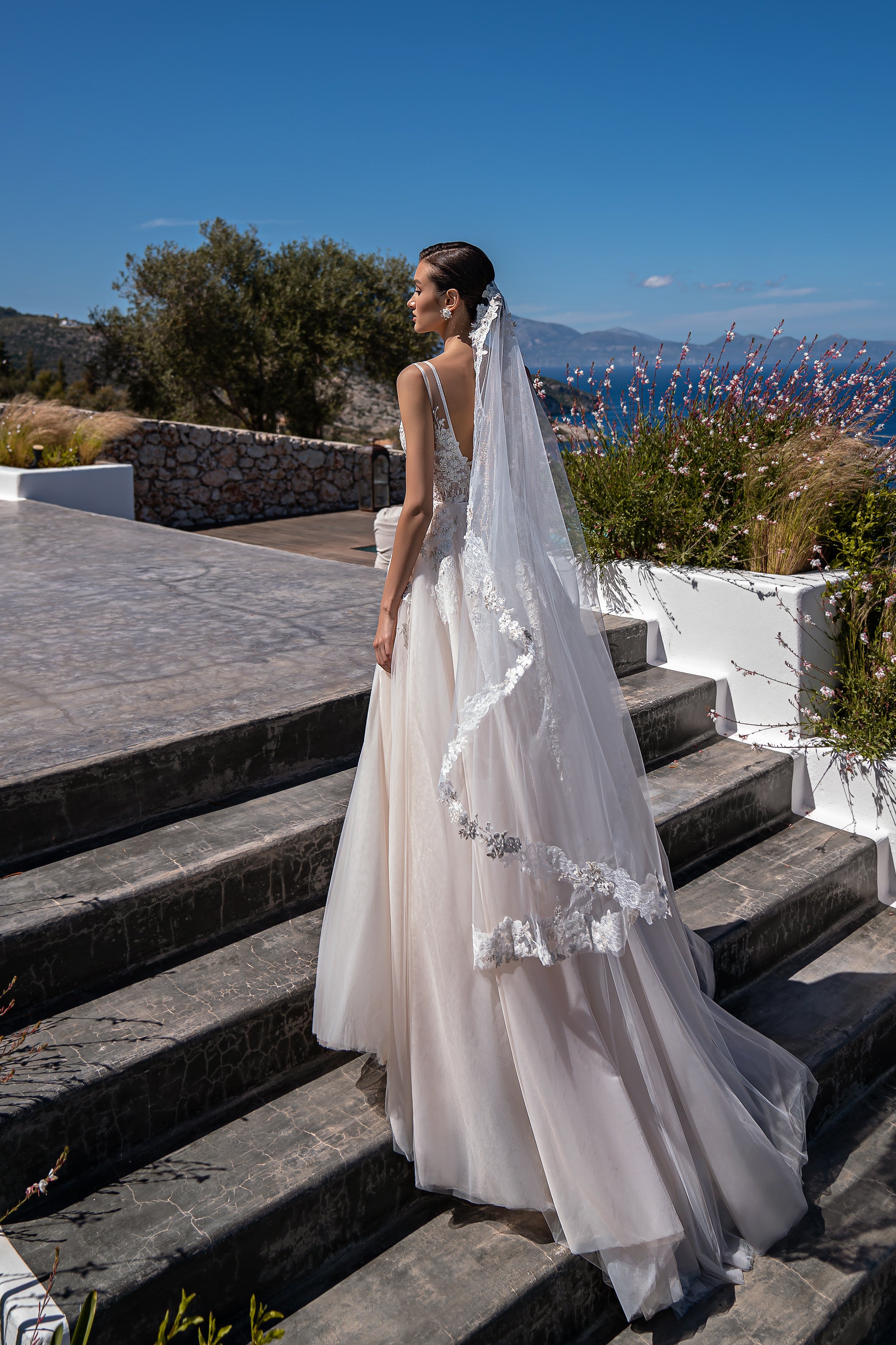 Exquisite Tulle Veil with Appliques and Chantelle Lace - 1.5x1.5m with Hair Attachment Loops