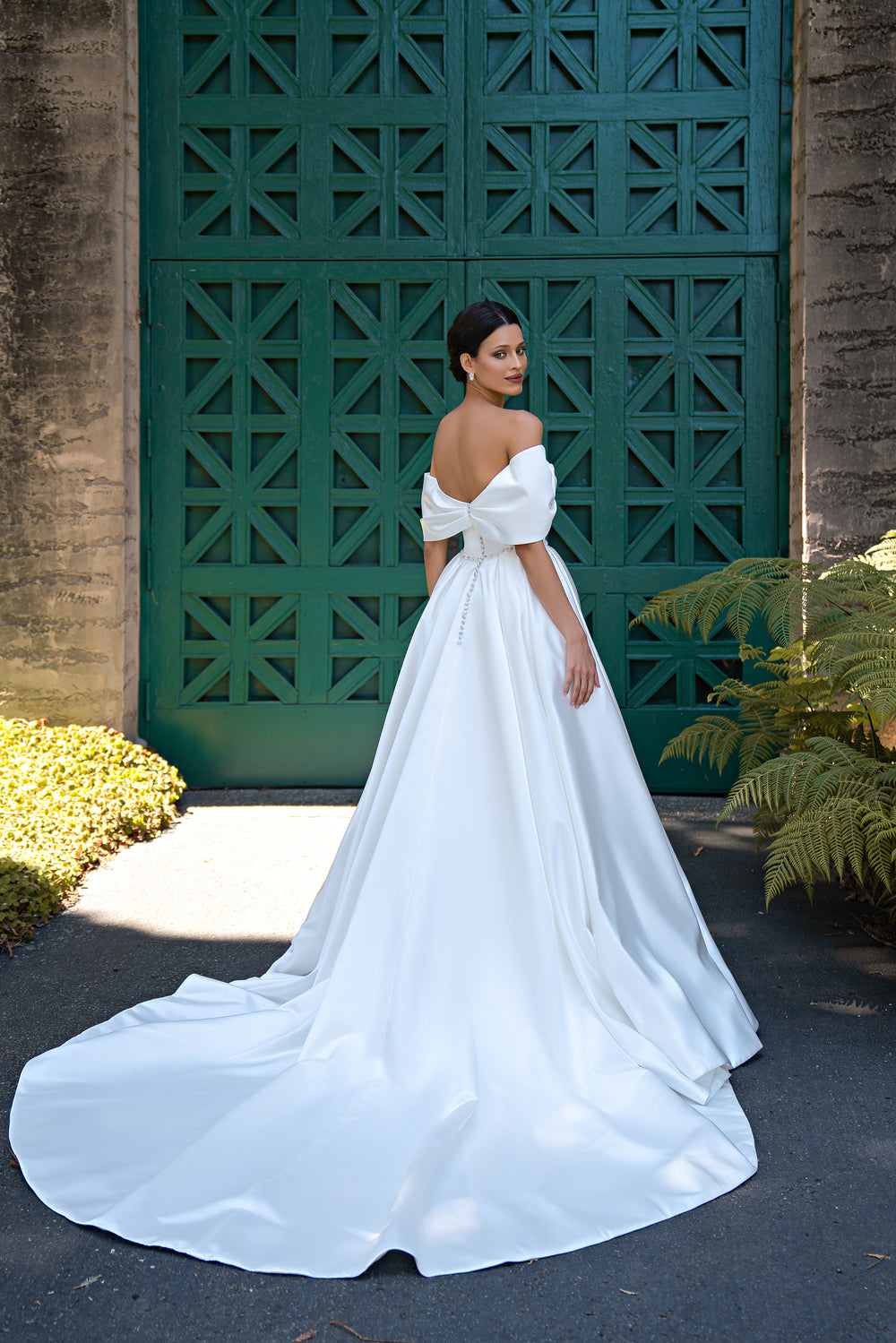 Royal Satin Mermaid Wedding Dress with Detachable Train - A Chic and Modern Look with a Special Radiance