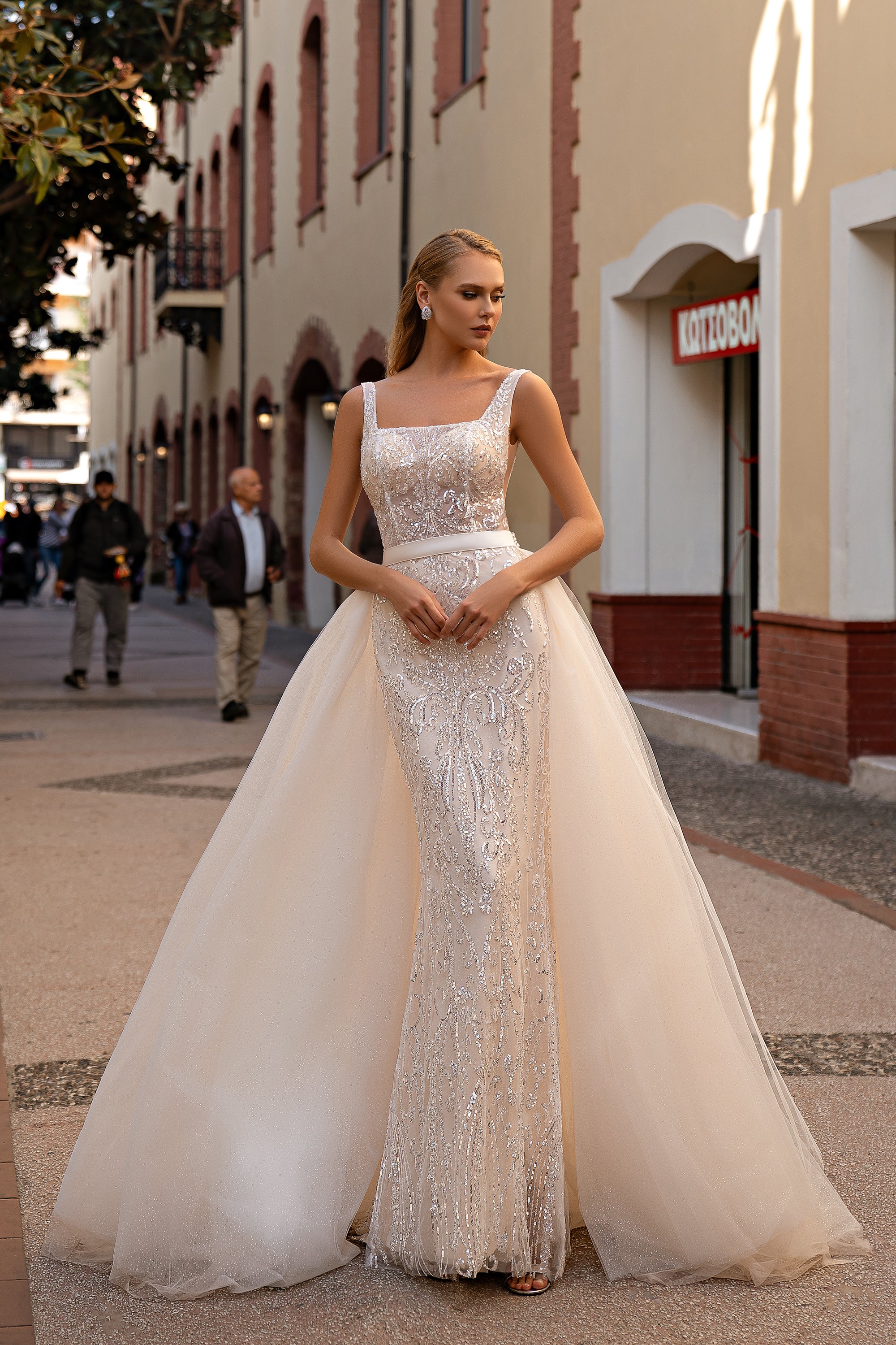 Romantic Wedding Dress in Year Style with Detachable Shiny Tulle Train and Guipure Embroidered with Sequins