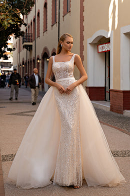 Romantic Wedding Dress in Year Style with Detachable Shiny Tulle Train and Guipure Embroidered with Sequins