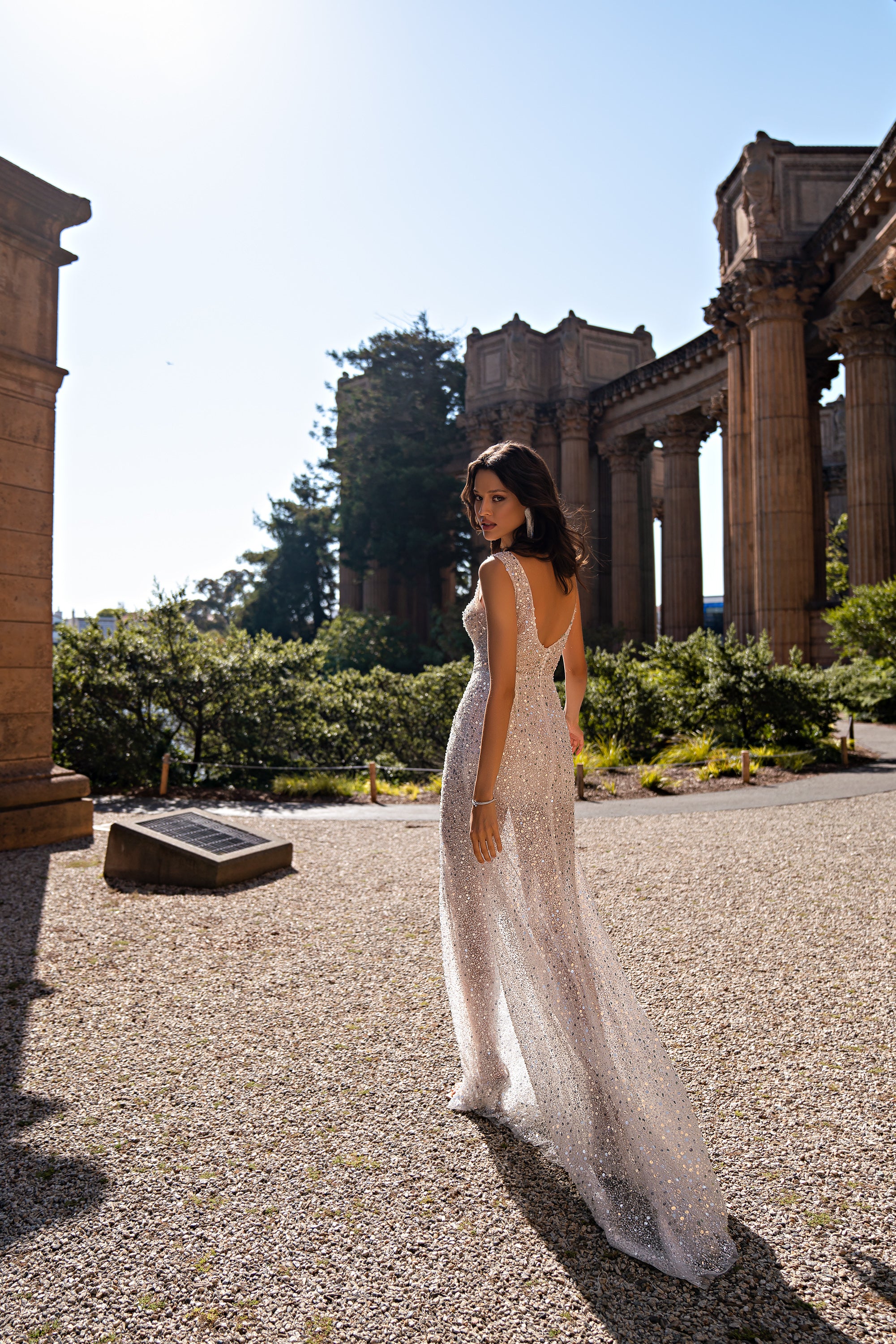 Stunning Bridal Set: Extravagant Mermaid Silhouette Dress with Luxurious Detachable Cloak and Embellishments