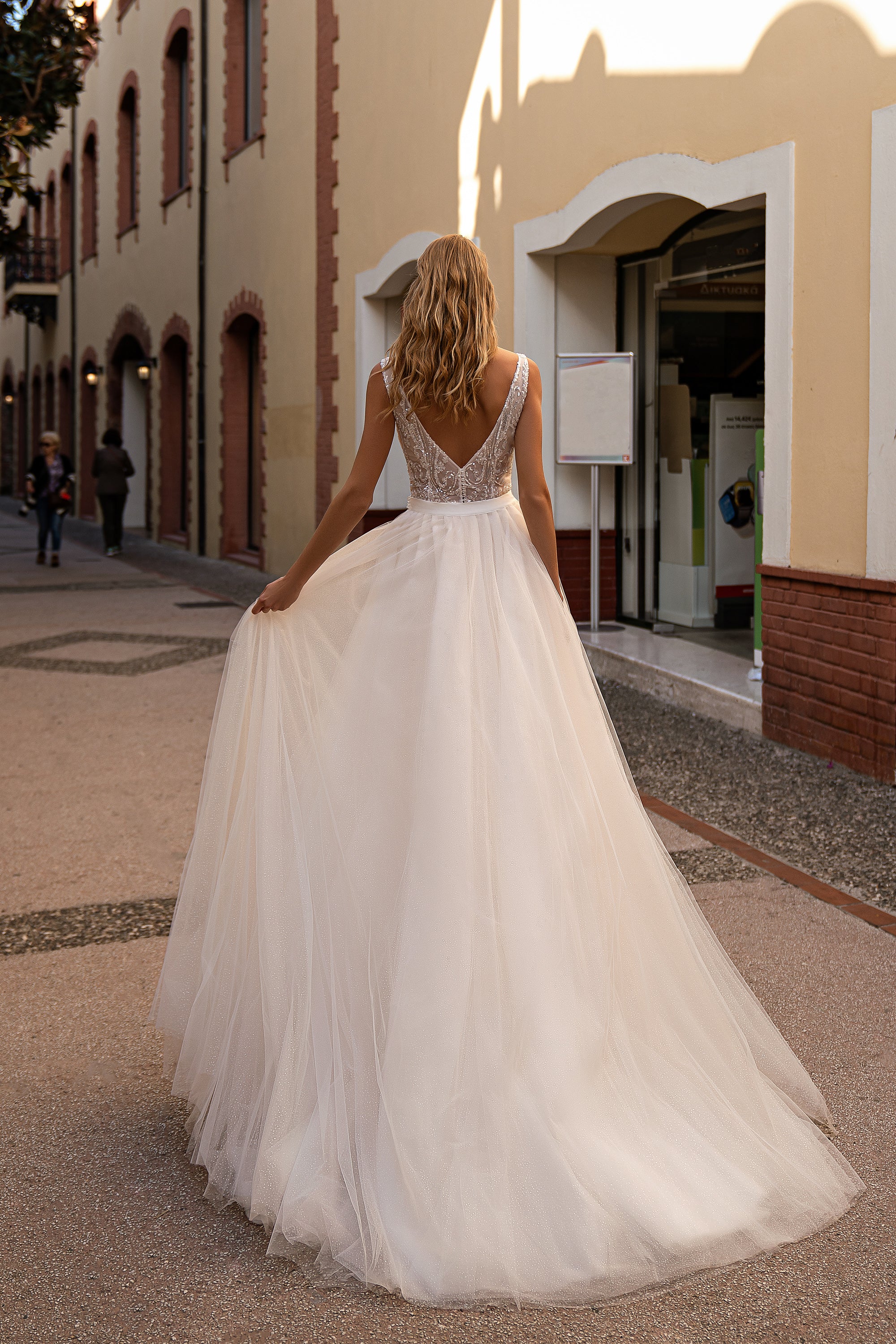 Romantic Wedding Dress in Year Style with Detachable Shiny Tulle Train and Guipure Embroidered with Sequins