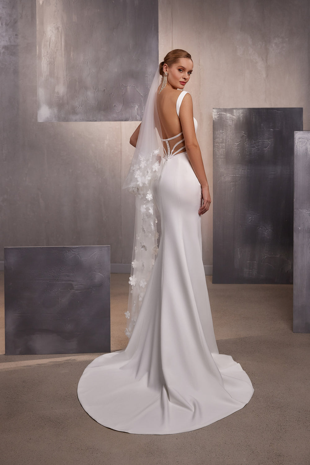 2.5x1.5m Veil with Voluminous Embroidered Flowers and Crystal Accents