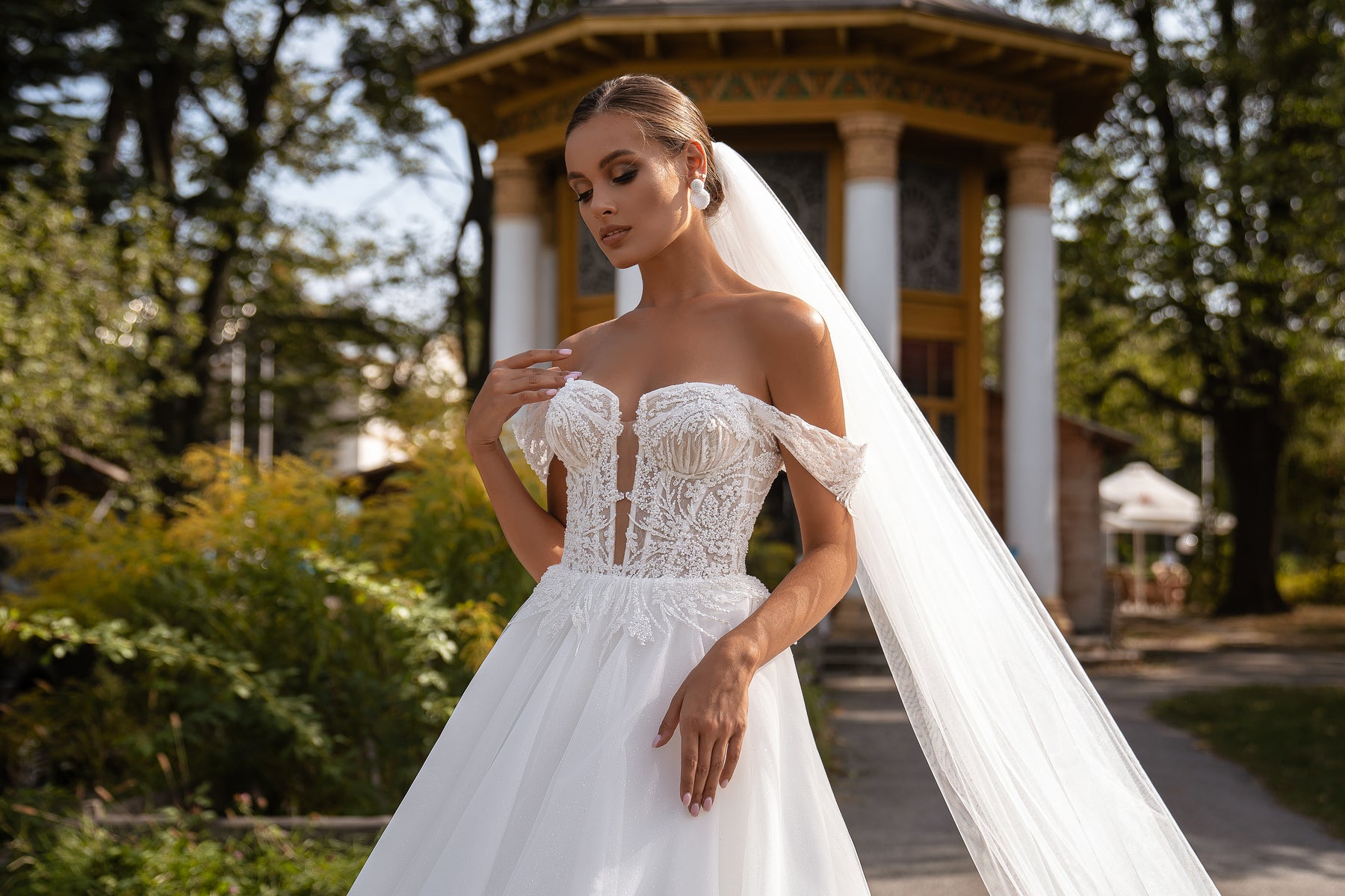 Sparkly Ball Gown Wedding Dress with Detachable Off-Shoulder Sleeves