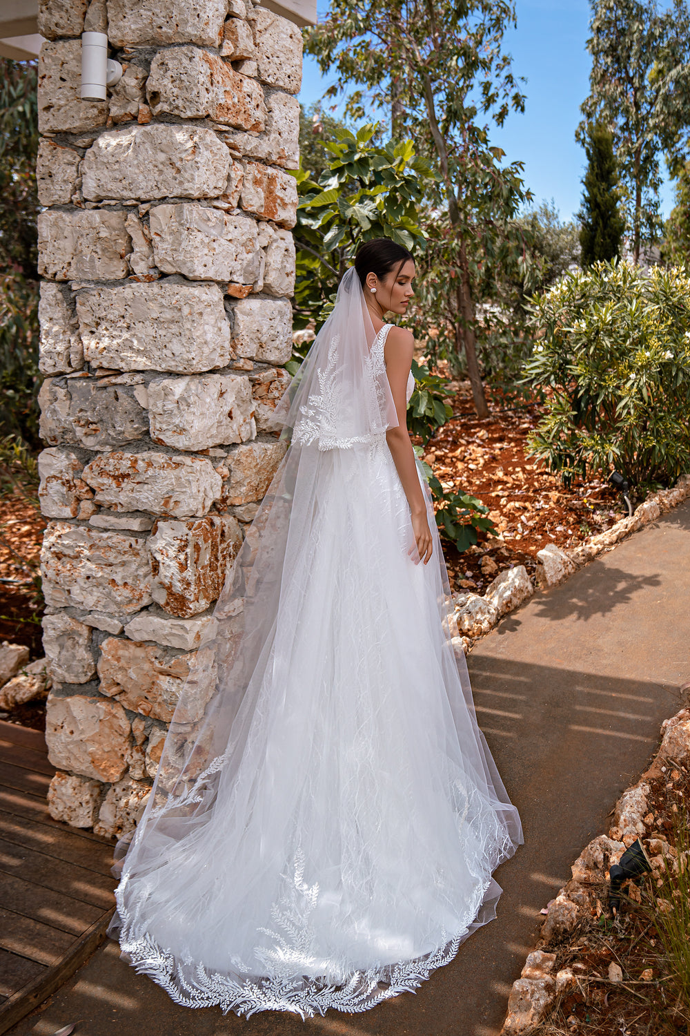 2.0x1.5m Graceful Fluffy Veil with Lapel, Decorated with Beads, Pearls and Sequins, Loops for Attaching to Hairstyle