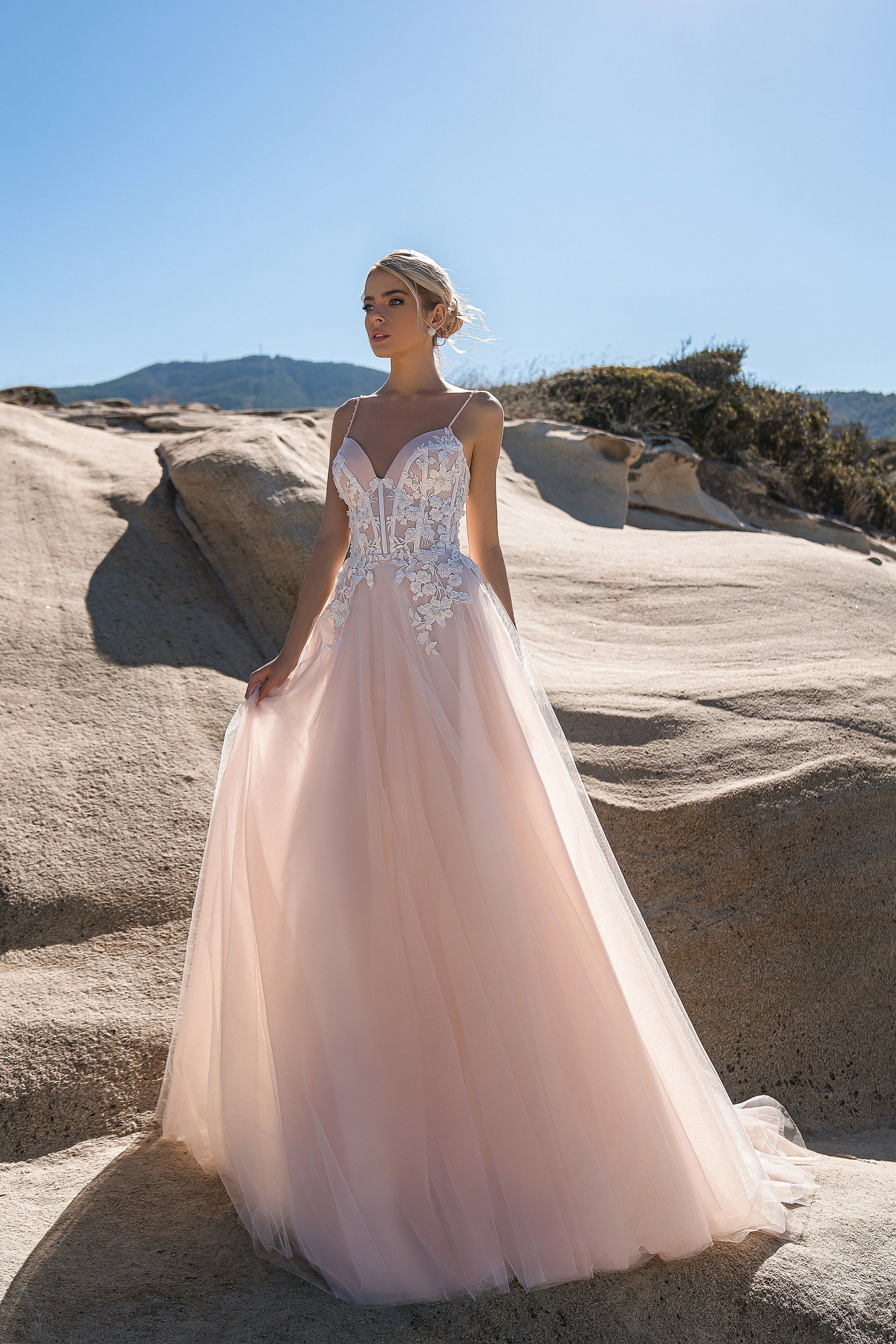 Elegant Tulle Wedding Dress with Spaghetti Straps and Court Train