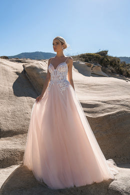 Elegant Tulle Wedding Dress with Spaghetti Straps and Court Train