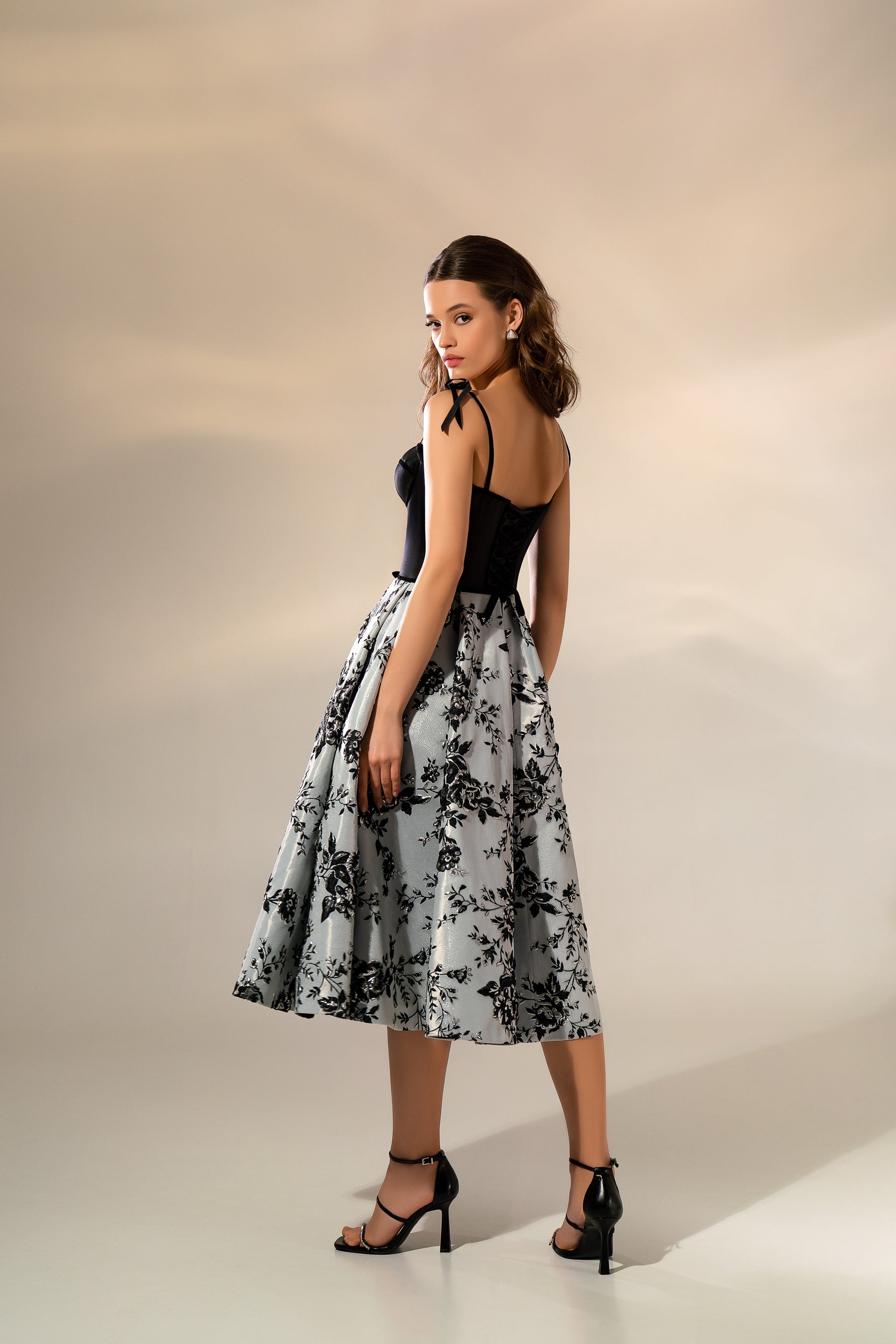 Midi Length Evening Dress with Velvet Ribbon Accents and Luxurious Sheen