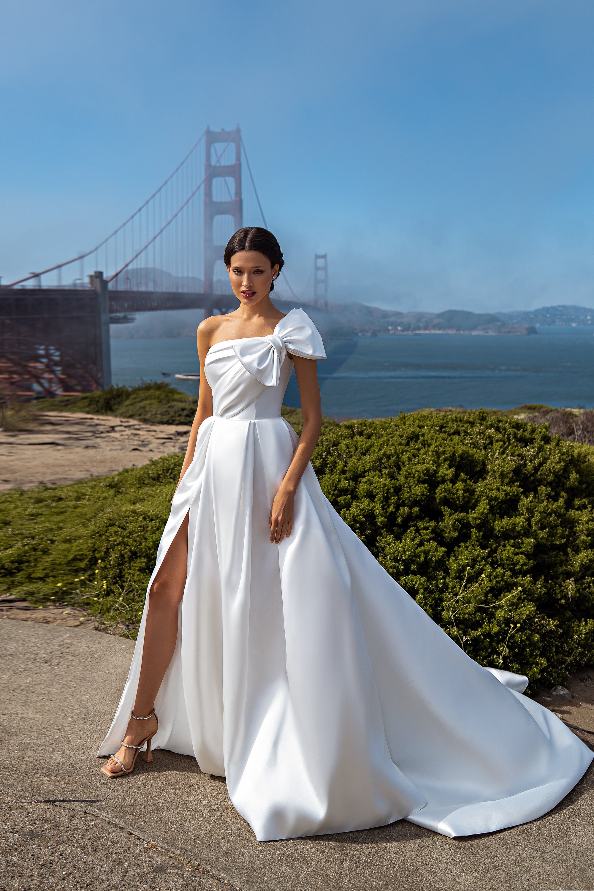 Elegant Minimalist Wedding Dress with Detachable Tulle Skirt and Silver Bead Embroidery
