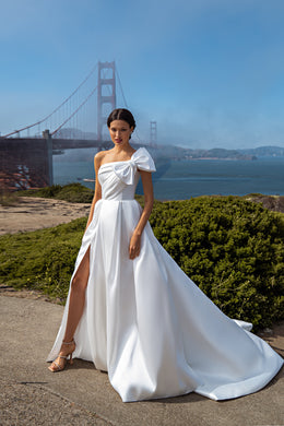 Elegant Minimalist Wedding Dress with Detachable Tulle Skirt and Silver Bead Embroidery