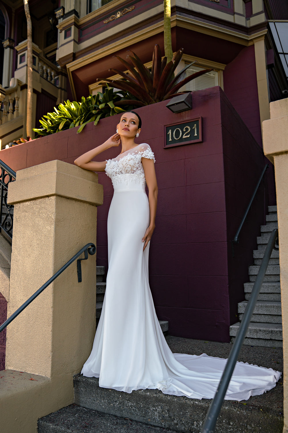 Women's Elegant Mermaid Wedding Dress with 3-D Guipure Embroidery and Beads