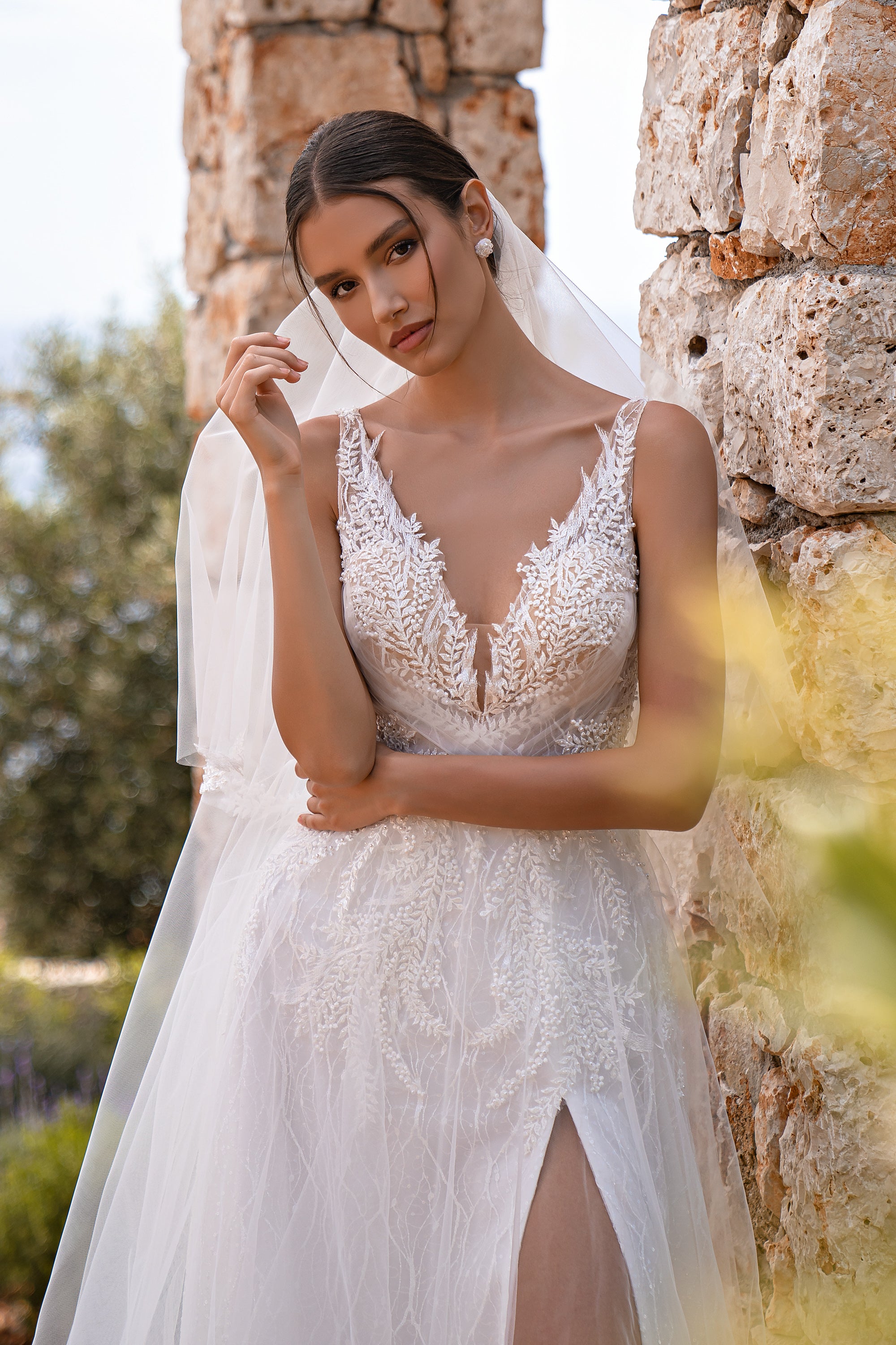 2.0x1.5m Graceful Fluffy Veil with Lapel, Decorated with Beads, Pearls and Sequins, Loops for Attaching to Hairstyle