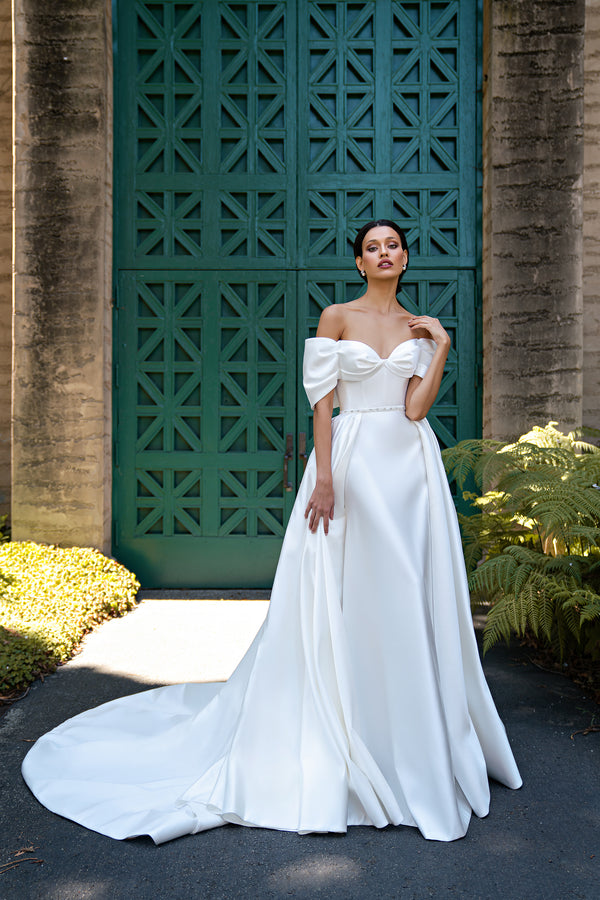 Royal Satin Mermaid Wedding Dress with Detachable Train - A Chic and Modern Look with a Special Radiance