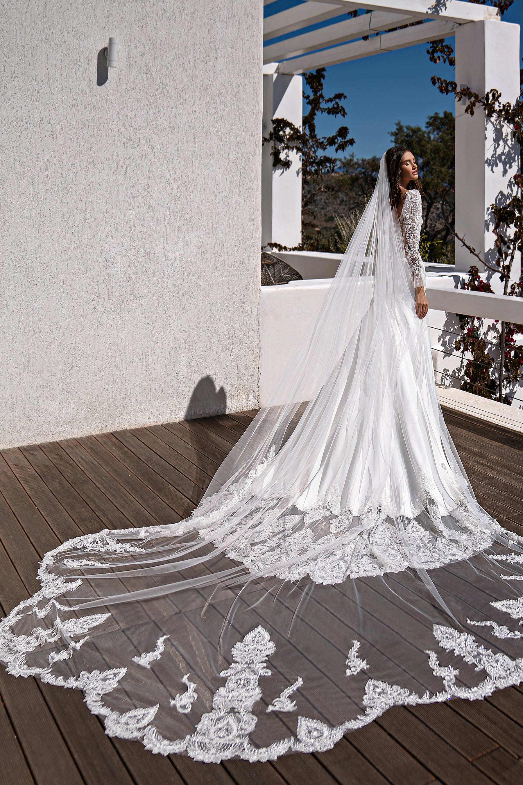 Flower-Shaped Long Veil Bundle 4.1x3.0m with Guipure Embroidered with Beads, Sequins and Pearls, Loops for Attaching to Hairdo