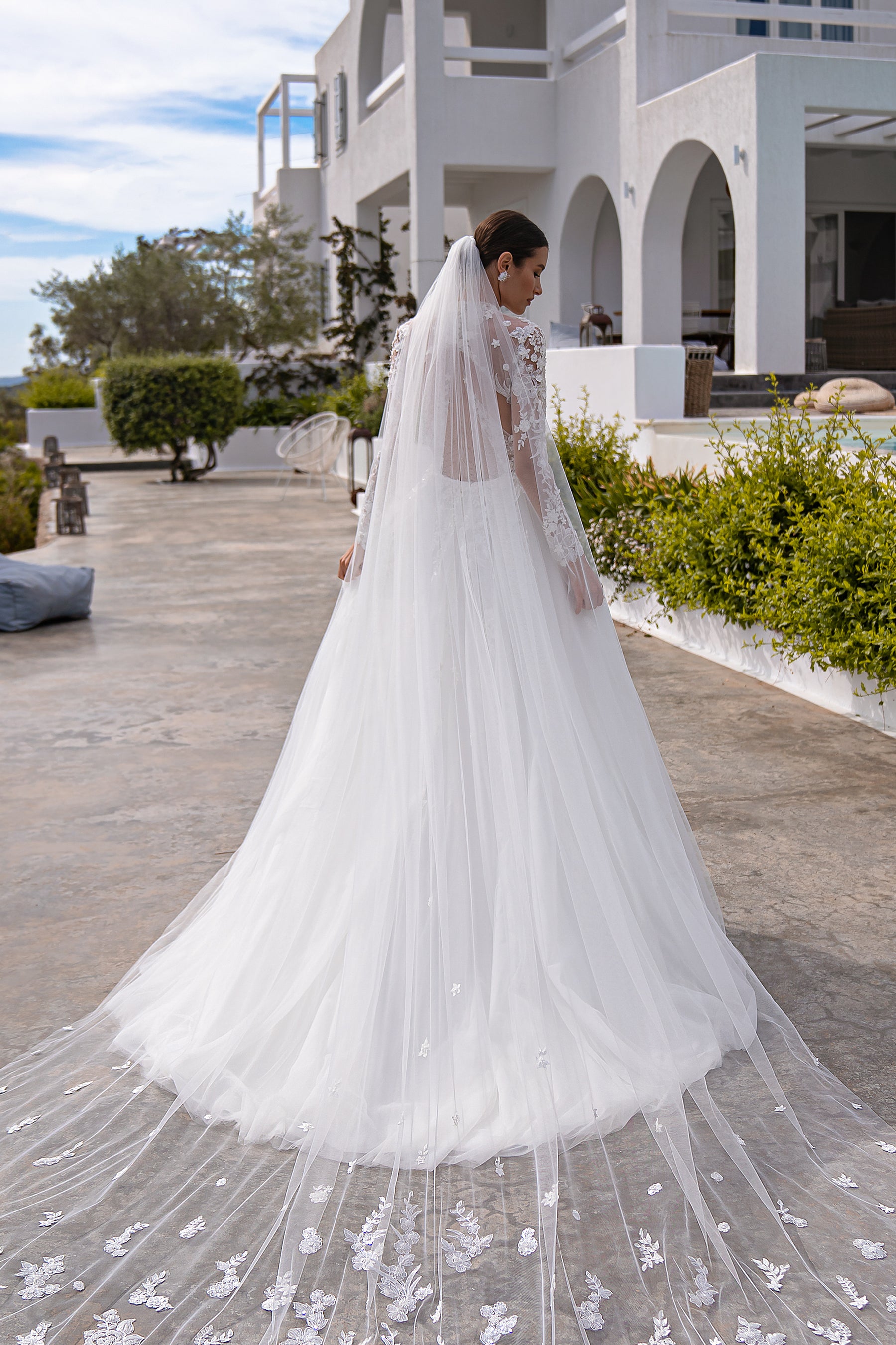 3x3m Magnificent Long Tulle Veil with Guipure Embroidery and Beaded Flowers