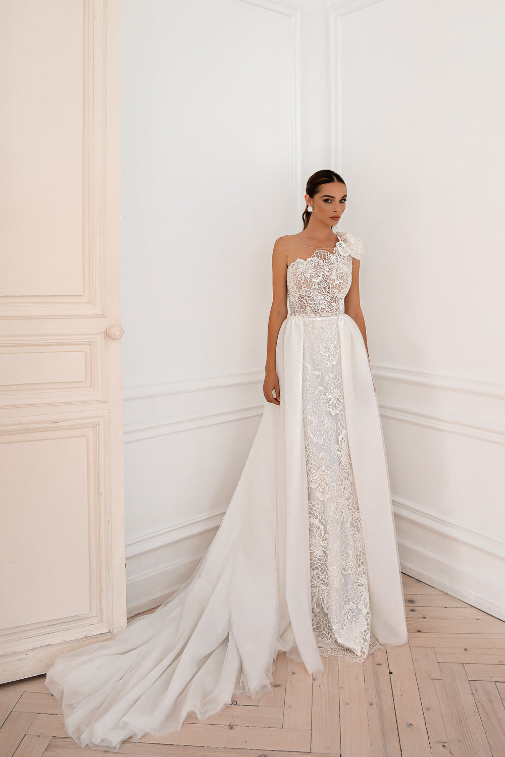 Luxurious Guipure Wedding Dress Set with Detachable Train and Embellishments