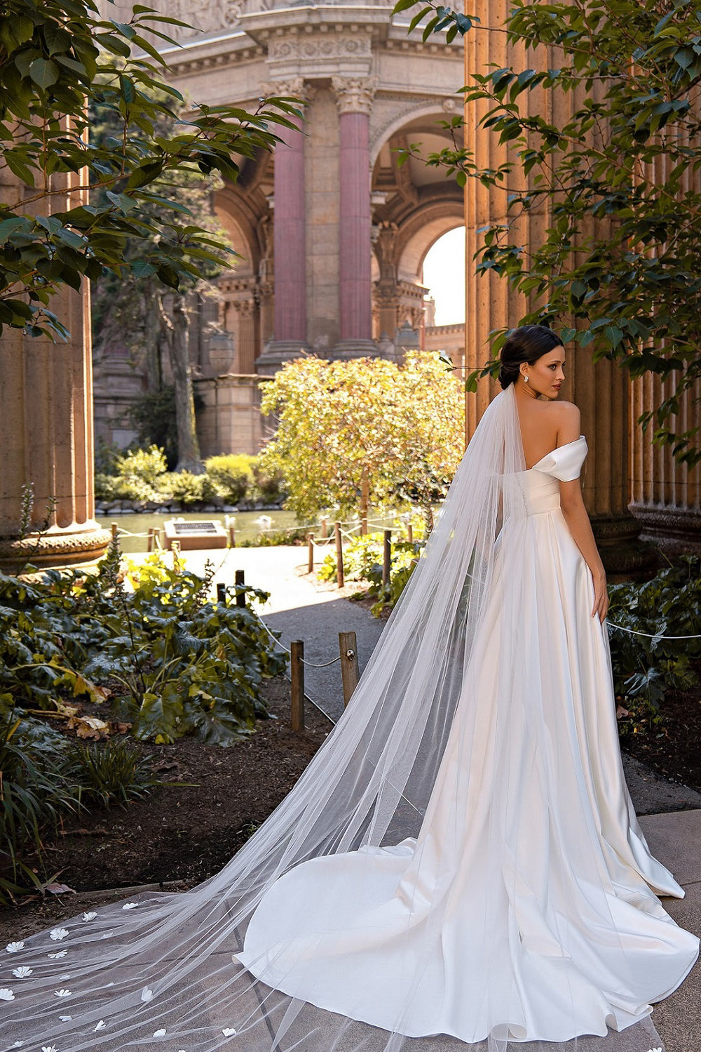 Designer Veil "Bundle" with Volumetric Hand-Made Flowers - 3x3m Tulle - Loops for Easy Attachment to Hair