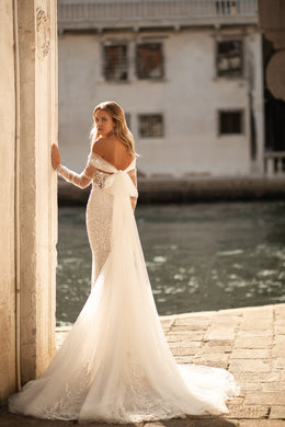 Sweetheart Mermaid Bridal Dress with Detachable Long Sleeves, Flower Lace and Tulle Long Train