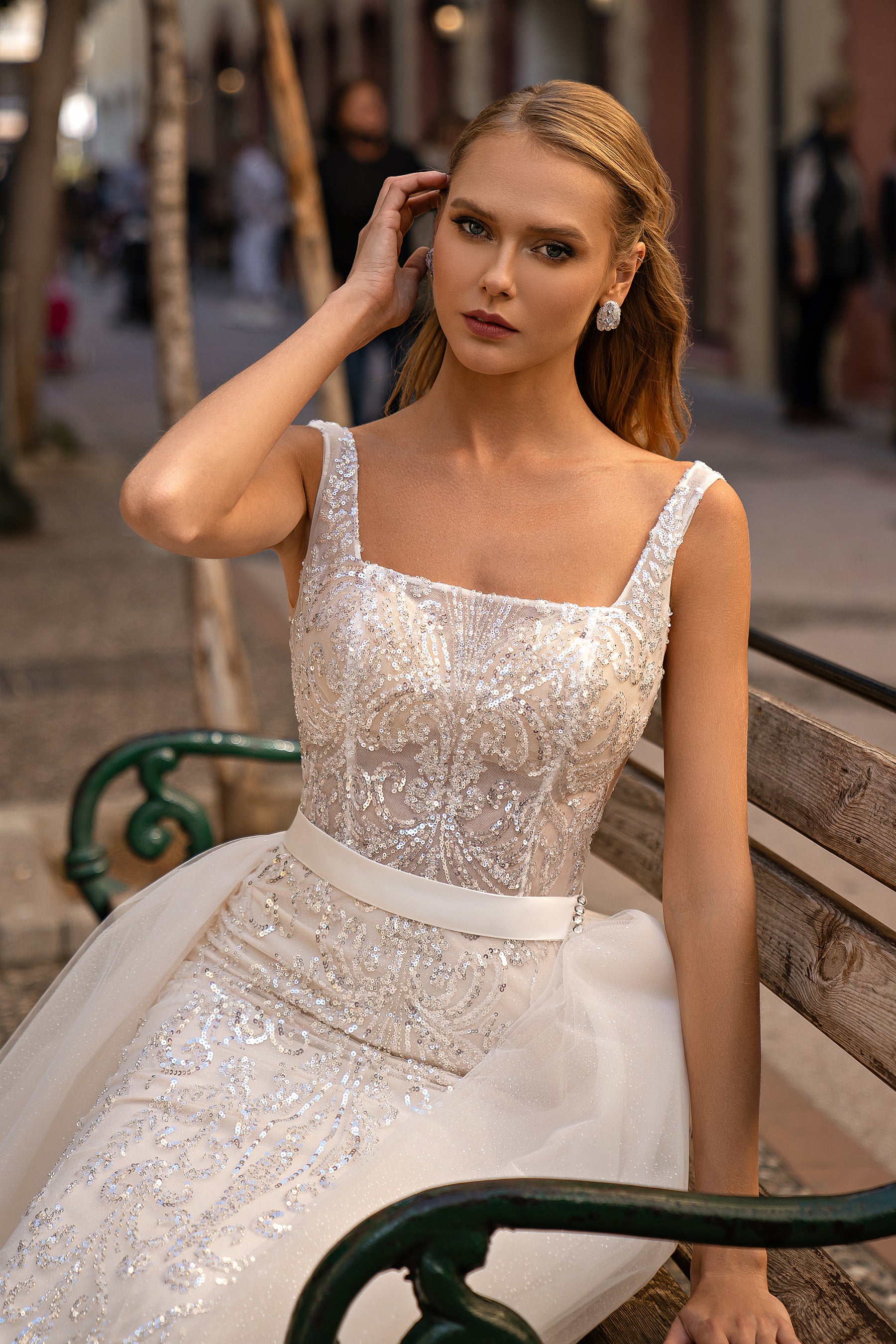 Romantic Wedding Dress in Year Style with Detachable Shiny Tulle Train and Guipure Embroidered with Sequins