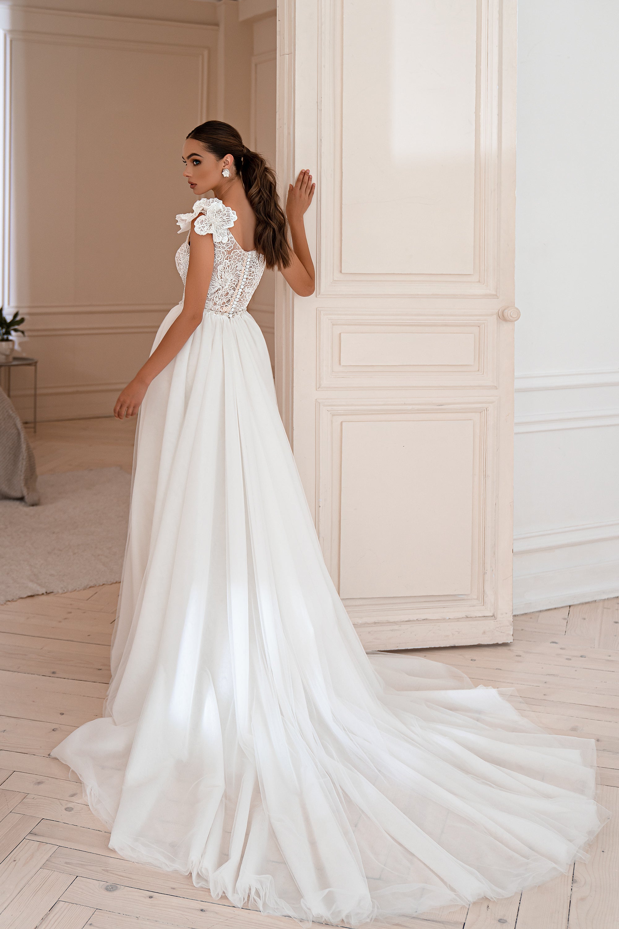 Luxurious Guipure Wedding Dress Set with Detachable Train and Embellishments