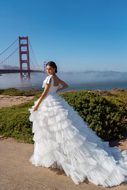 Elegant Minimalist Wedding Dress with Detachable Tulle Skirt and Silver Bead Embroidery