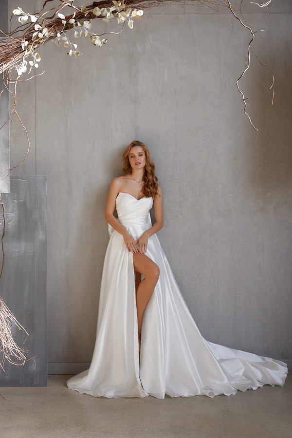 Luxurious Satin Wedding Dress with Fluffy Skirt and Detachable Bow - Minimalist Style