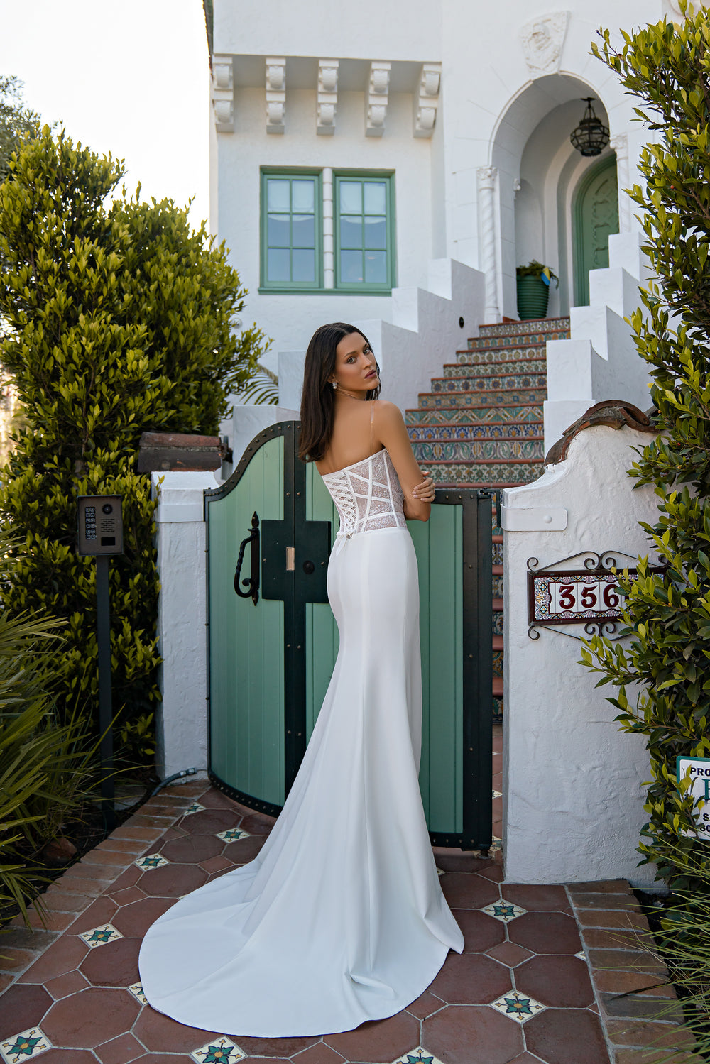 Elegant Mermaid Wedding Dress with Off-the-Shoulder Corset and Geometric Interlacing Detail