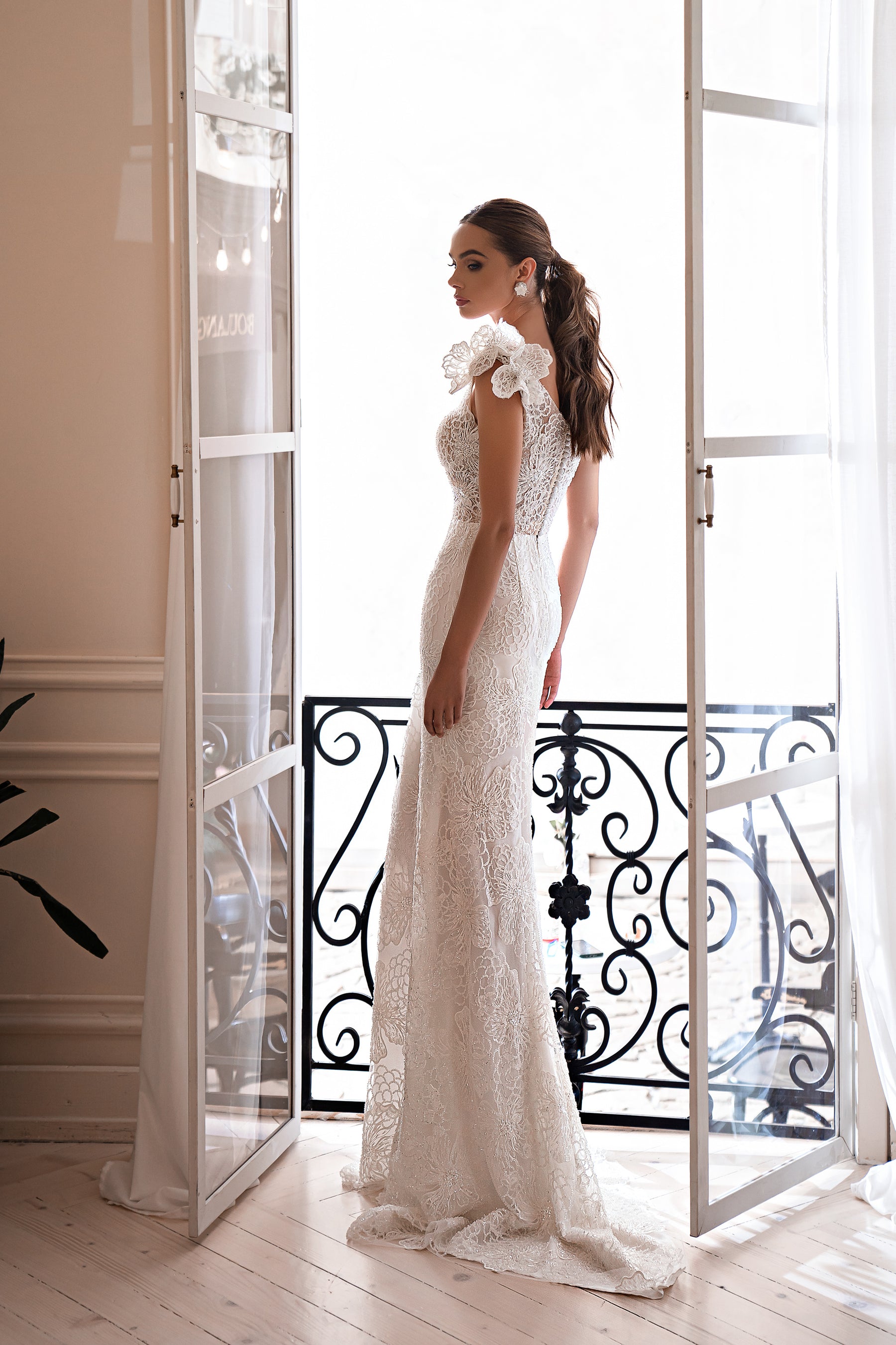 Luxurious Guipure Wedding Dress Set with Detachable Train and Embellishments