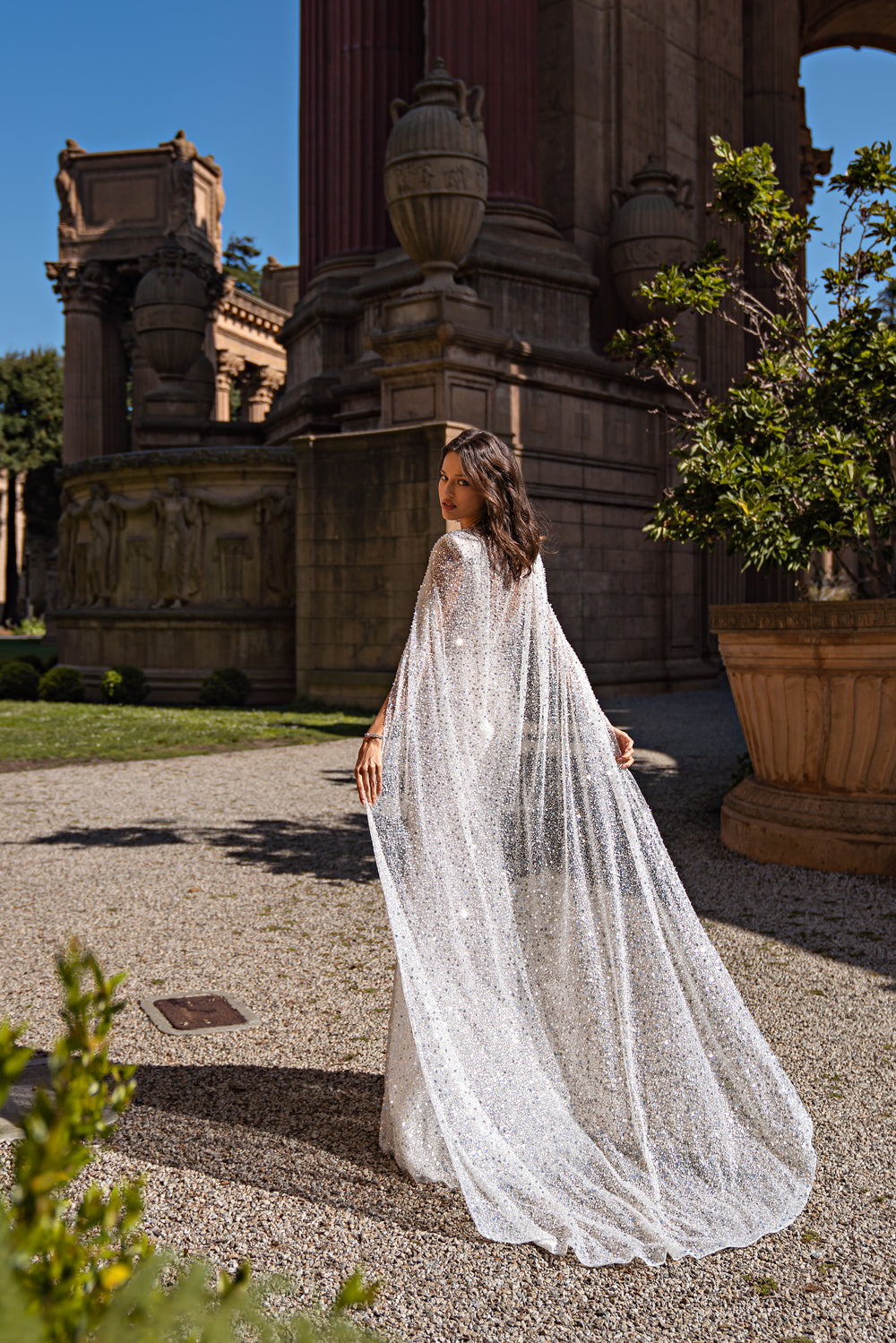 Stunning Bridal Set: Extravagant Mermaid Silhouette Dress with Luxurious Detachable Cloak and Embellishments