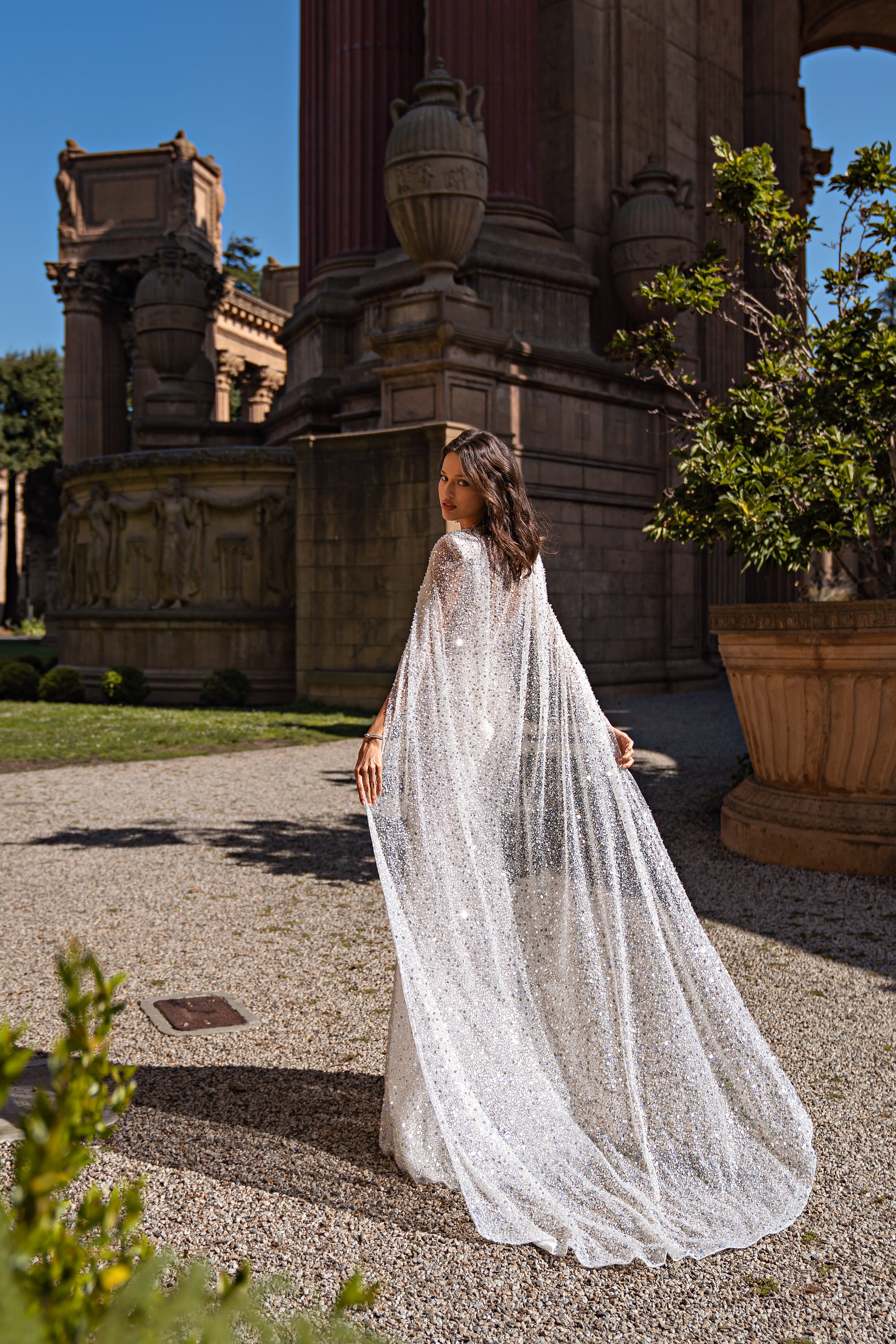 Stunning Bridal Set: Extravagant Mermaid Silhouette Dress with Luxurious Detachable Cloak and Embellishments