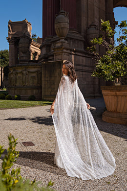 Stunning Bridal Set: Extravagant Mermaid Silhouette Dress with Luxurious Detachable Cloak and Embellishments